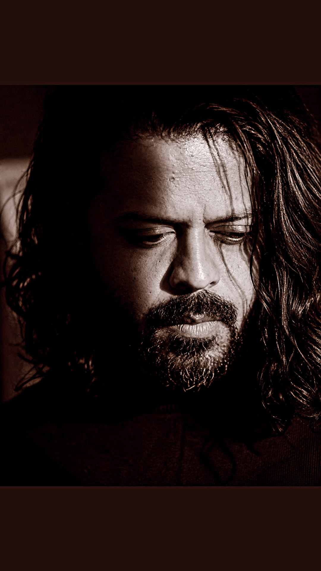 Portrait de Veer Anand, professeur de yoga d'Adinatha : homme aux cheveux longs et à la barbe, assis en tenue claire, regard calme tourné vers l'objectif — enseignant de Hatha, Vinyasa et méditation, praticien de Reiki à Clermont-Ferrand