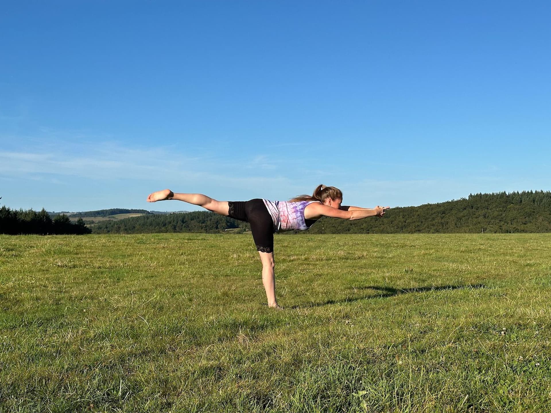 Pratique posturale guidée lors d'un cours de yoga Adinatha à Clermont-Ferrand