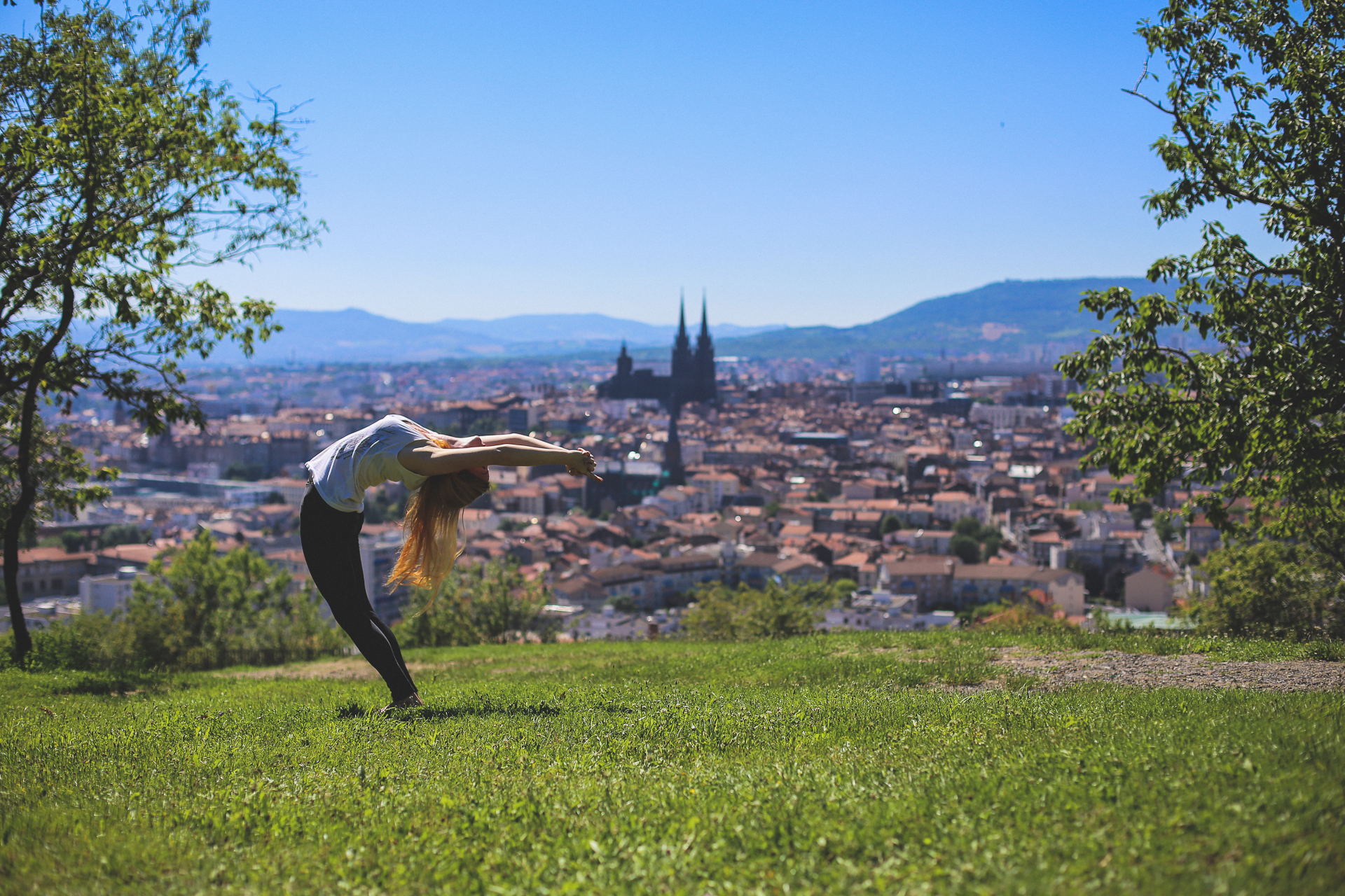 Posture debout en extérieur à Clermont-Ferrand