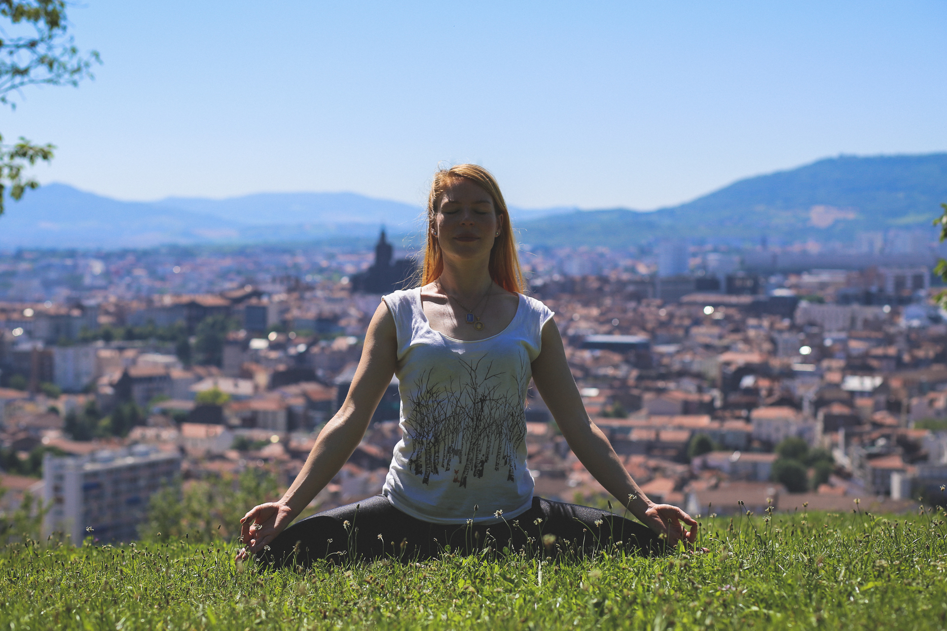 Méditation assise en extérieur à Clermont-Ferrand, dans le cadre d'un accompagnement individuel Adinatha
