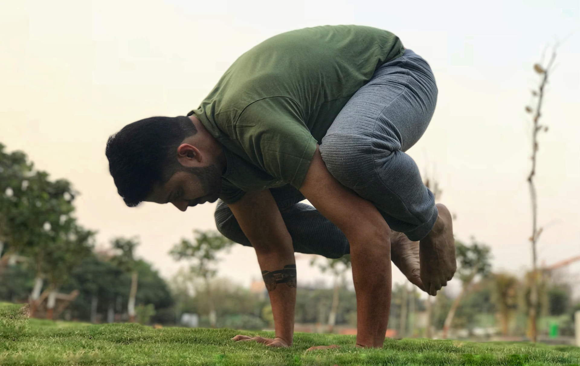 Veer en bakasana, posture d'équilibre sur les bras
