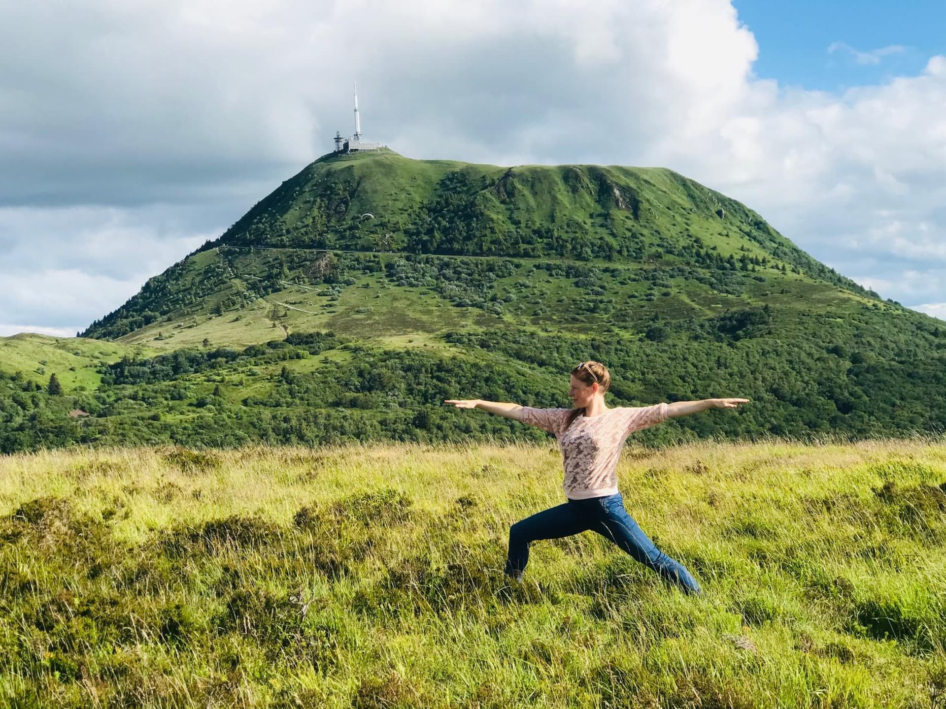 Posture du guerrier face au Puy de Dôme — pratique Adinatha Yoga, Clermont-Ferrand
