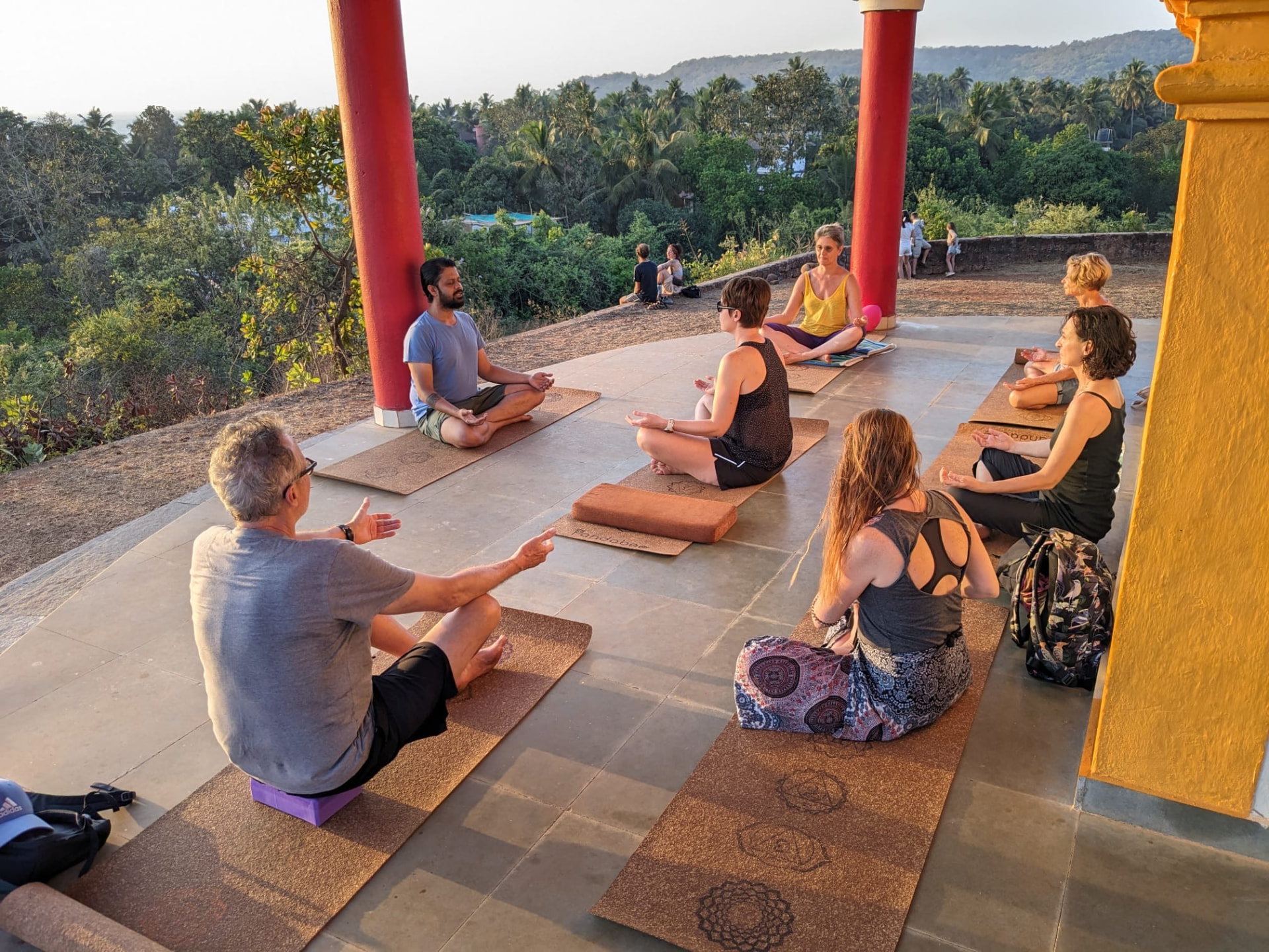 Veer guidant un cercle de pratiquants assis en méditation.