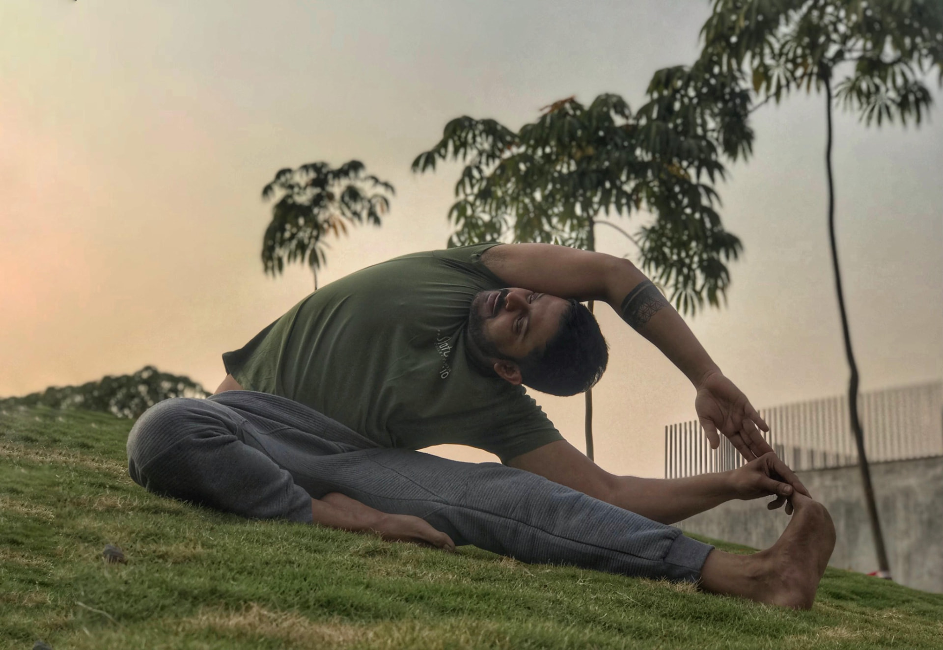 Étirement latéral au sol au lever du jour — pratique guidée par Veer Anand